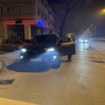 Polisi görünce park ettiği aracı ve içindeki kadını terk edip kaçtı