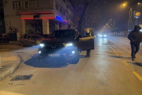 Polisi görünce park ettiği aracı ve içindeki kadını terk edip kaçtı
