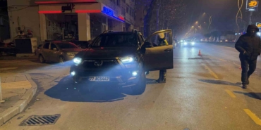 Polisi görünce park ettiği aracı ve içindeki kadını terk edip kaçtı