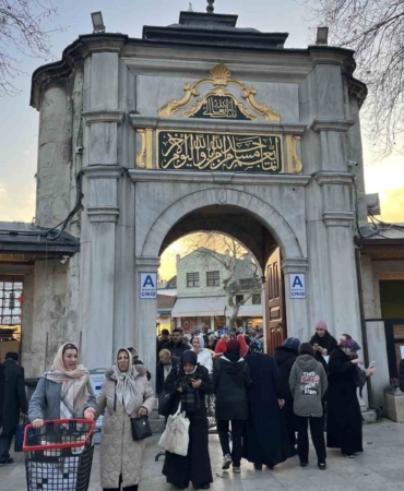 Regaip Kandili’nde vatandaşlar Eyüpsultan Camii’ne akın etti