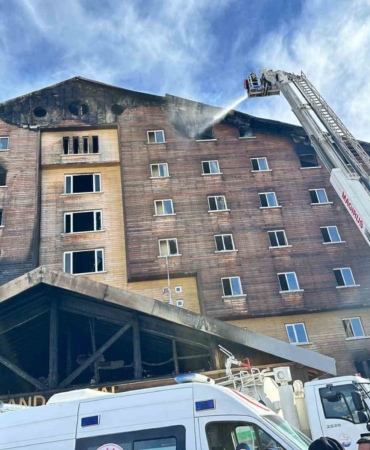 Sakarya itfaiyesi Kartalkaya’da yangına desteğe katıldı