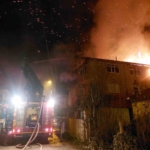 Sakarya’da geceyi aydınlatan yangın: Mahalleli sokağa döküldü
