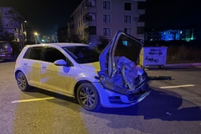 Sakarya’da ilginç kaza: Otomobilin kapısı, çarpıştığı aracın farında asılı kaldı