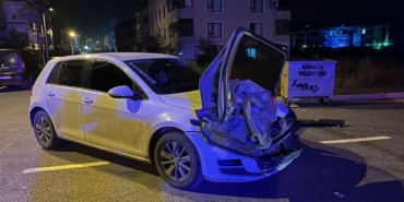 Sakarya’da ilginç kaza: Otomobilin kapısı, çarpıştığı aracın farında asılı kaldı