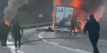 Sakarya’da seyir halindeki tır alev alev yandı