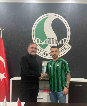 Sakaryaspor, Burak Çoban’ı renklerine bağladı