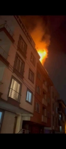 Sancaktepe’de 3 katlı binanın çatısında korkutan yangın