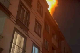 Sancaktepe’de 3 katlı binanın çatısında korkutan yangın