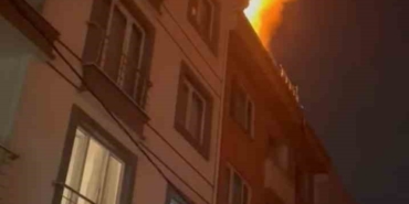 Sancaktepe’de 3 katlı binanın çatısında korkutan yangın
