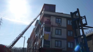 Sancaktepe’de binanın çatı katında yangın: 6 kişi dumandan etkilendi