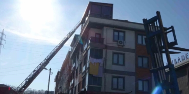 Sancaktepe’de binanın çatı katında yangın: 6 kişi dumandan etkilendi