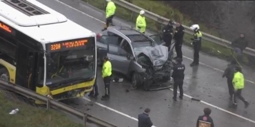 Sancaktepe’de karşı şeritten gelen araç İETT otobüsüne çarptı: 1 ölü, 4 yaralı