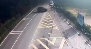 Sarıyer’de İranlı iş adamının ciple seyyar satıcıya çarpıp, mesire alanına uçtuğu anlar kamerada