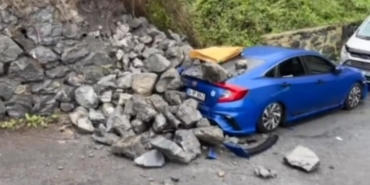 Sarıyer’de istinat duvarı aracın üstüne yıkıldı