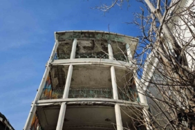 Sarıyer’de yıkılma tehlikesi olan asırlık bina korkutuyor