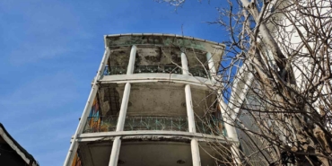 Sarıyer’de yıkılma tehlikesi olan asırlık bina korkutuyor