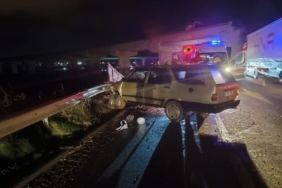 Seyir halinde kontrolden çıkan otomobil bariyerlere çarptı, sürücü yaralandı