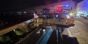 Seyir halinde kontrolden çıkan otomobil bariyerlere çarptı, sürücü yaralandı
