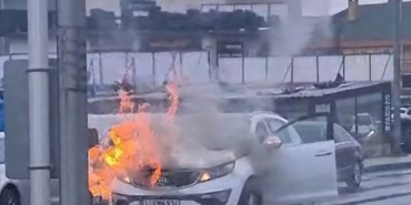 Seyir halindeki araç alevlere teslim oldu