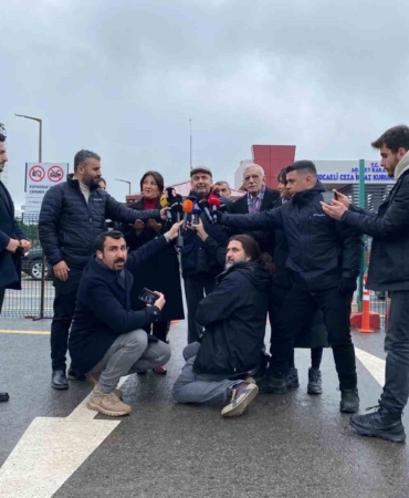 Sırrı Süreyya Önder: "Çok spekülatif tartışmalar oluyor, silah kadar zarar veren bir dil bu"