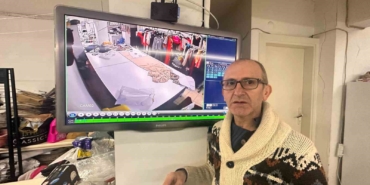 Şişli’de filmleri aratmayan hırsızlık kamerada: Terzideki para dolu zarfları teker teker çaldı