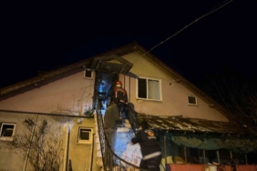 Soba bacasında çıkan yangın çatıya sıçradı