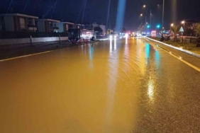 Su baskını nedeniyle trafiğe kapanan İzmir - Çanakkale Karayolu tekrar trafiğe açıldı
