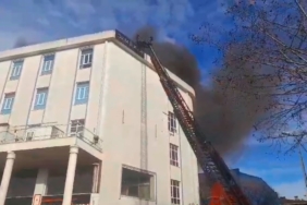 Sultanbeyli’de tekstil atölyesi alev alev yandı