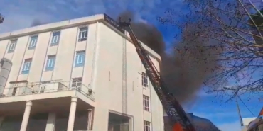 Sultanbeyli’de tekstil atölyesi alev alev yandı