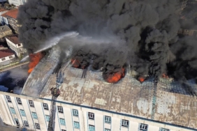 Sultanbeyli’de yanan tekstil atölyesinden yükselen duman böyle görüntülendi