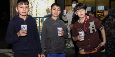 Sultangazi Belediyesi’nden hastane önünde her akşam sıcak çorba ikramı