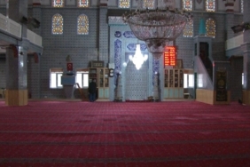 Sultangazi’de akli dengesi bozuk şüpheli cami imamını darp etti: Cemaat tarafından etkisiz hale getirildi