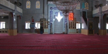 Sultangazi’de akli dengesi bozuk şüpheli cami imamını darp etti: Cemaat tarafından etkisiz hale getirildi