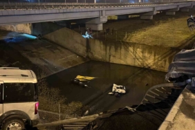 Sultangazi’de hafif ticari araç ile çarpışan hafriyat kamyonu dereye uçtu: 3 yaralı