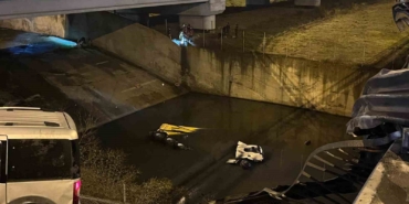 Sultangazi’de hafif ticari araç ile çarpışan hafriyat kamyonu dereye uçtu: 3 yaralı