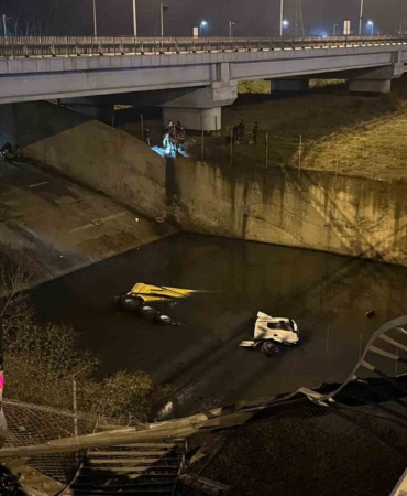 Sultangazi’de hafif ticari araç ile çarpışan hafriyat kamyonu dereye uçtu: 3 yaralı