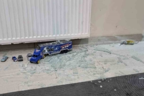 Takıntılı ağabey kardeşinin evinin camlarını kırdı