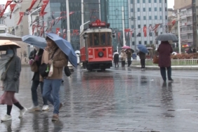Taksim’de soğuk ve yağışlı hava etkisini sürdürüyor