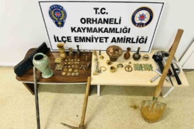 Tarihi eser kaçakçısı defineciler kazı yaparken yakalandı