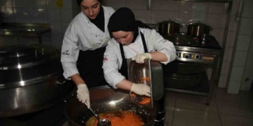 Taşımalı eğitim gören 2 bin 700 öğrencinin yemekleri liseli ablalarından