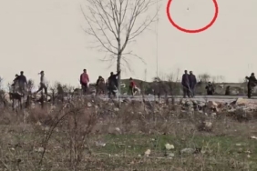 Taşlar, sopalar havada uçuştu..2 aile arasında çıkan kavga kamerada