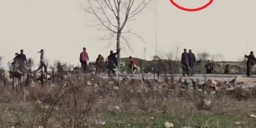 Taşlar, sopalar havada uçuştu..2 aile arasında çıkan kavga kamerada