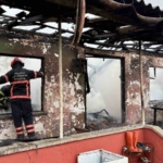 Tek katlı ev alevlere teslim oldu: Evli çift evden son anda çıktı