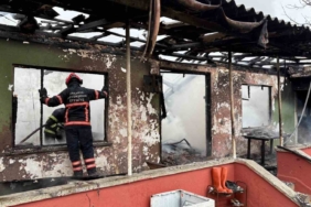 Tek katlı ev alevlere teslim oldu: Evli çift evden son anda çıktı