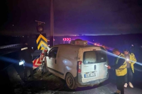 Tekirdağ’da araç bariyerlere çarptı: 2 yaralı