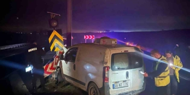 Tekirdağ’da araç bariyerlere çarptı: 2 yaralı
