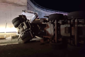 Tekirdağ’da üç araçlı trafik kazasında tır köprüye çarptı: 1 ağır yaralı