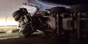 Tekirdağ’da üç araçlı trafik kazasında tır köprüye çarptı: 1 ağır yaralı