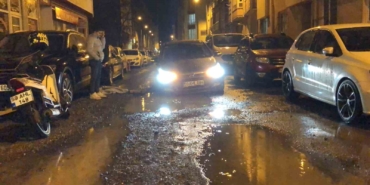 Tekirdağ’da yol çöktü, otomobil çukura saplandı
