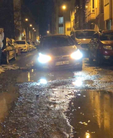 Tekirdağ’da yol çöktü, otomobil çukura saplandı
